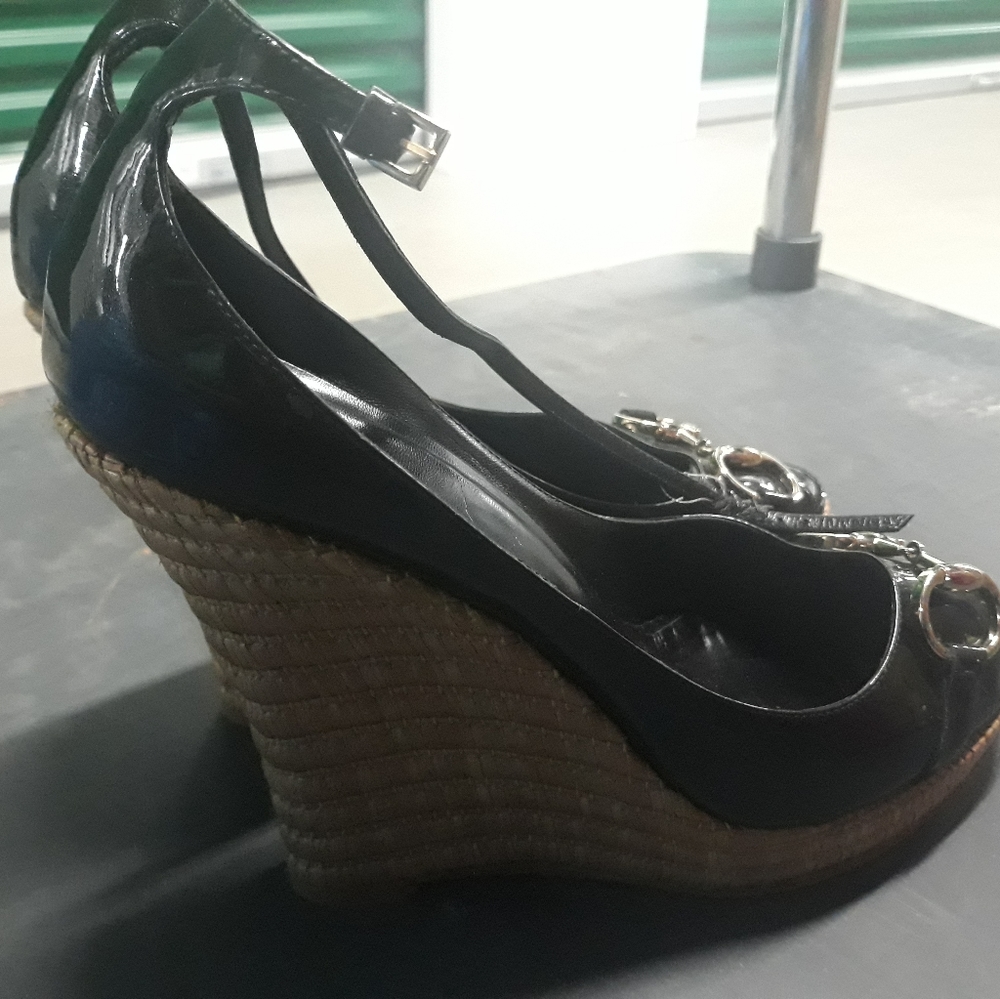 Gucci gunmetal grey, ankle tie, open toe wedge sandal. Size 40 - Picture 2 of 4